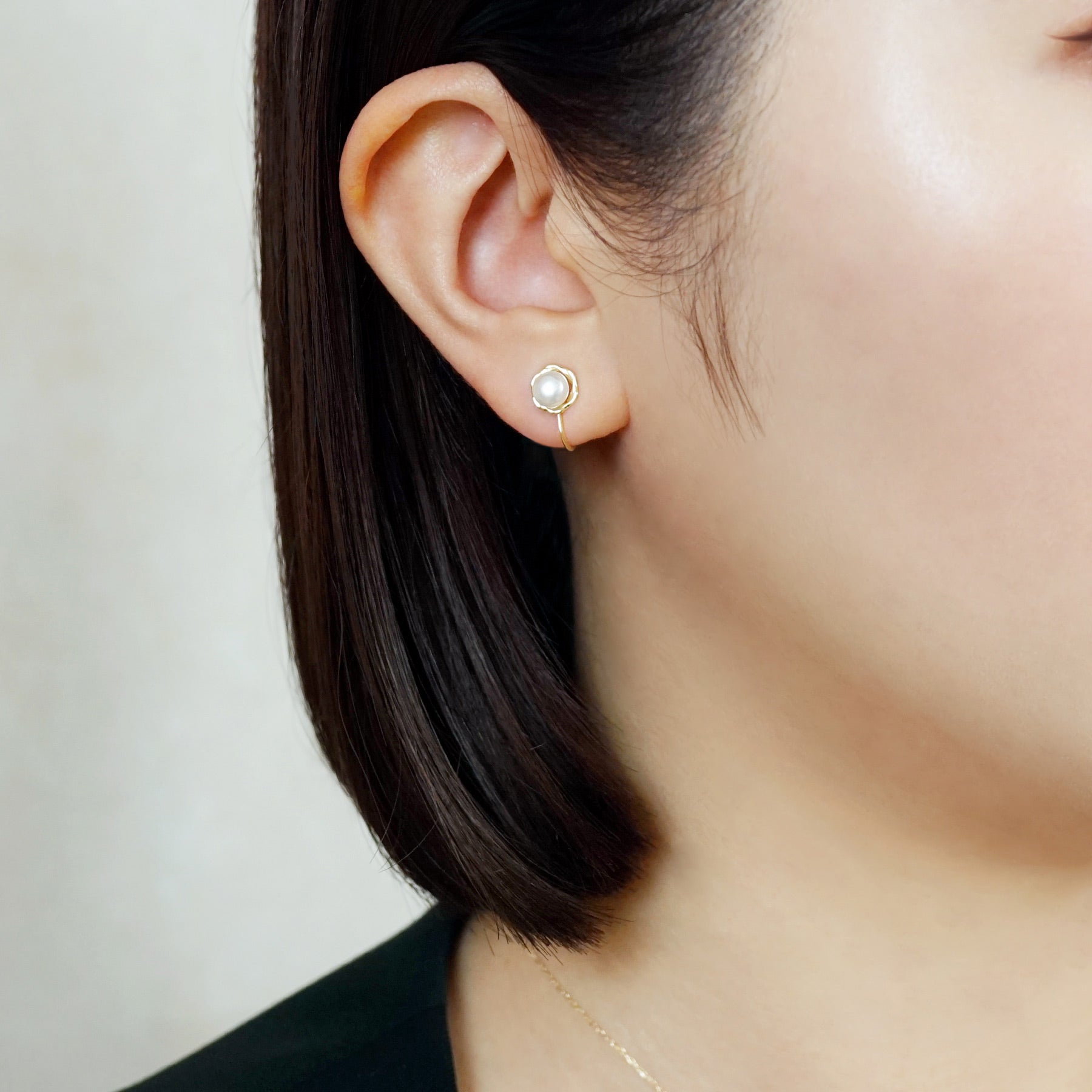 [Airy Clip-On Earrings] Freshwater Pearl Woven Earrings (Yellow Gold) - Model Image