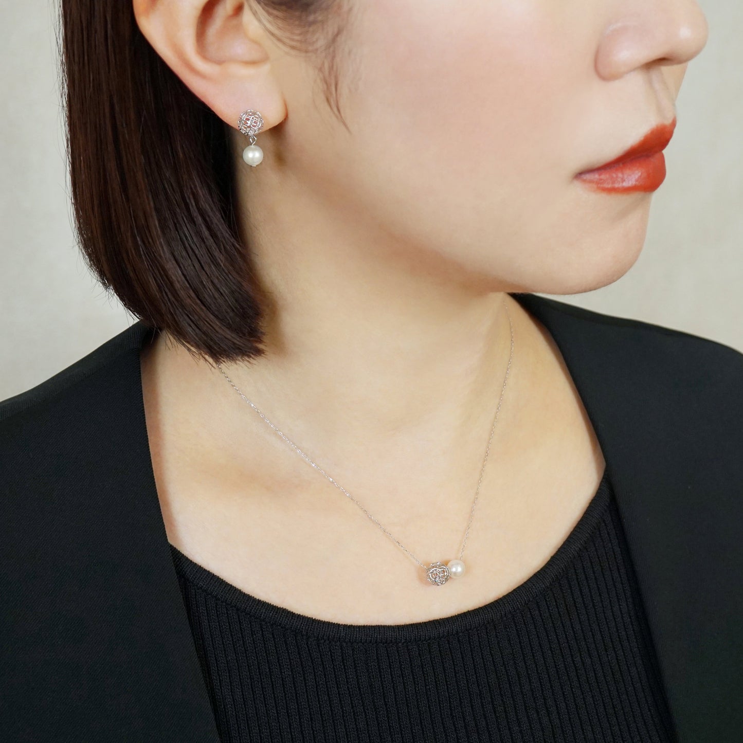 [Pannier] 10K Akoya Pearl Flower Pattern Necklace (White Gold) - Model Image