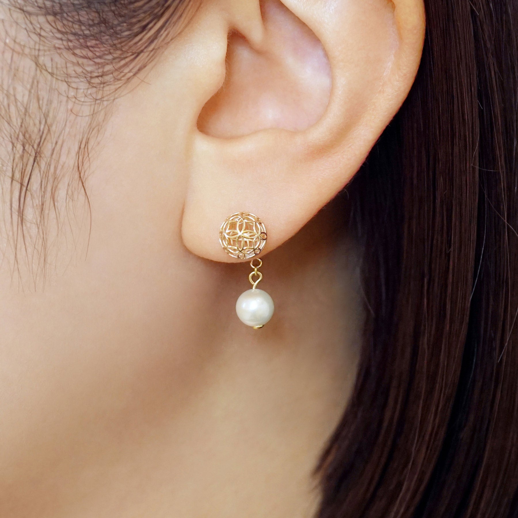 [Pannier] 18K/10K Akoya Pearl Flower Pattern Earrings (Yellow Gold) - Model Image