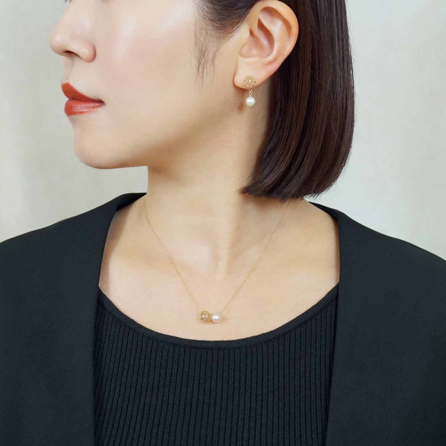 [Pannier] 18K/10K Akoya Pearl Flower Pattern Earrings (Yellow Gold) - Model Image