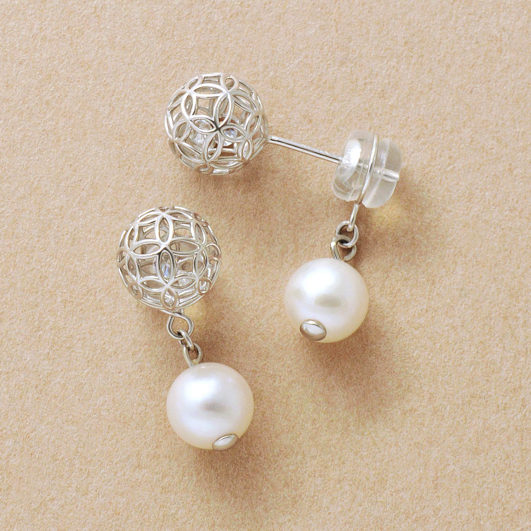 [Pannier] 14K/10K Akoya Pearl Flower Pattern Earrings (White Gold) - Product Image