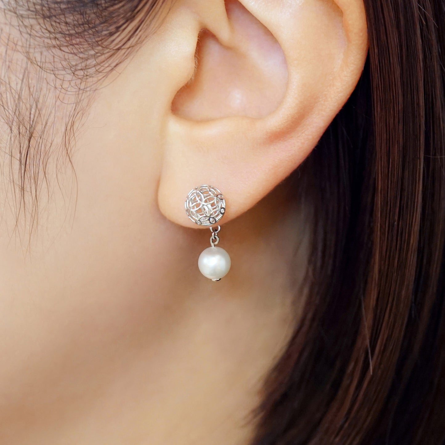 [Pannier] 14K/10K Akoya Pearl Flower Pattern Earrings (White Gold) - Model Image