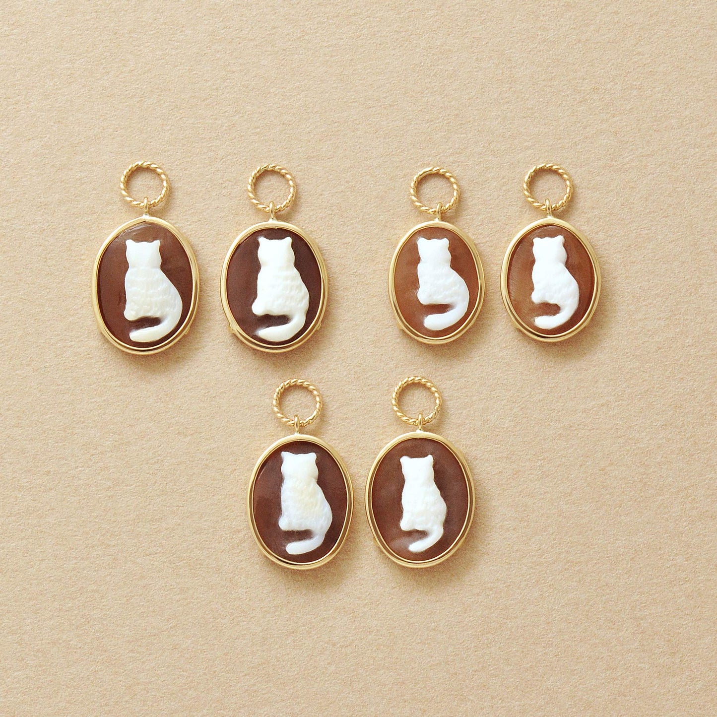 [Palette] 10K Shell Cameo Cat Earrings Set (Yellow Gold)