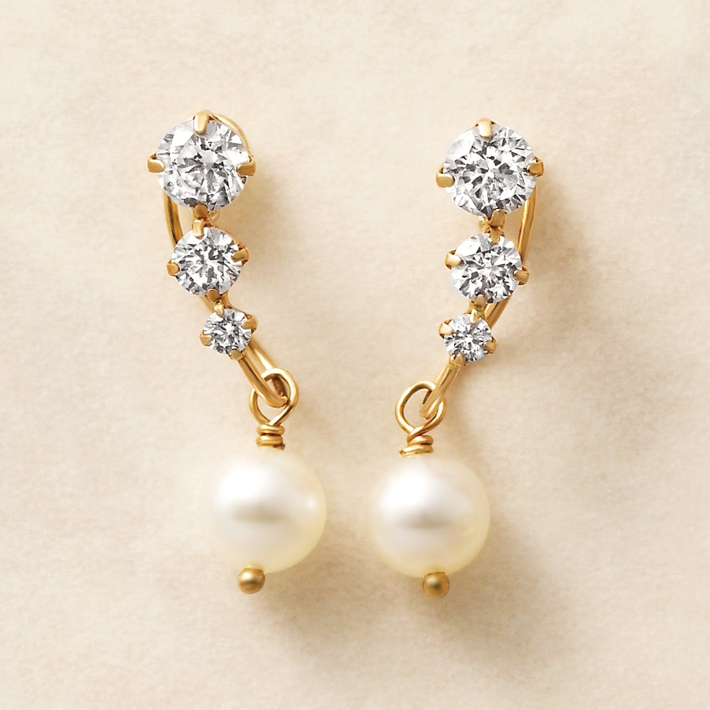 [Airy Clip-On Earrings] Swinging Pearl Earrings (10K Yellow Gold) - Product Image