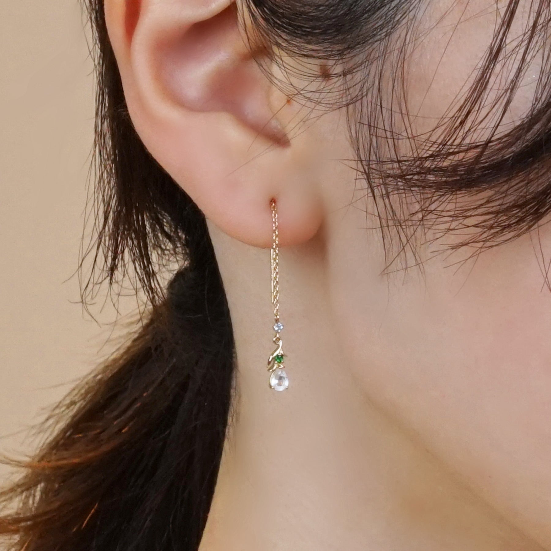 [Birth Flower Jewelry] January Snowdrop Earrings - Model Image