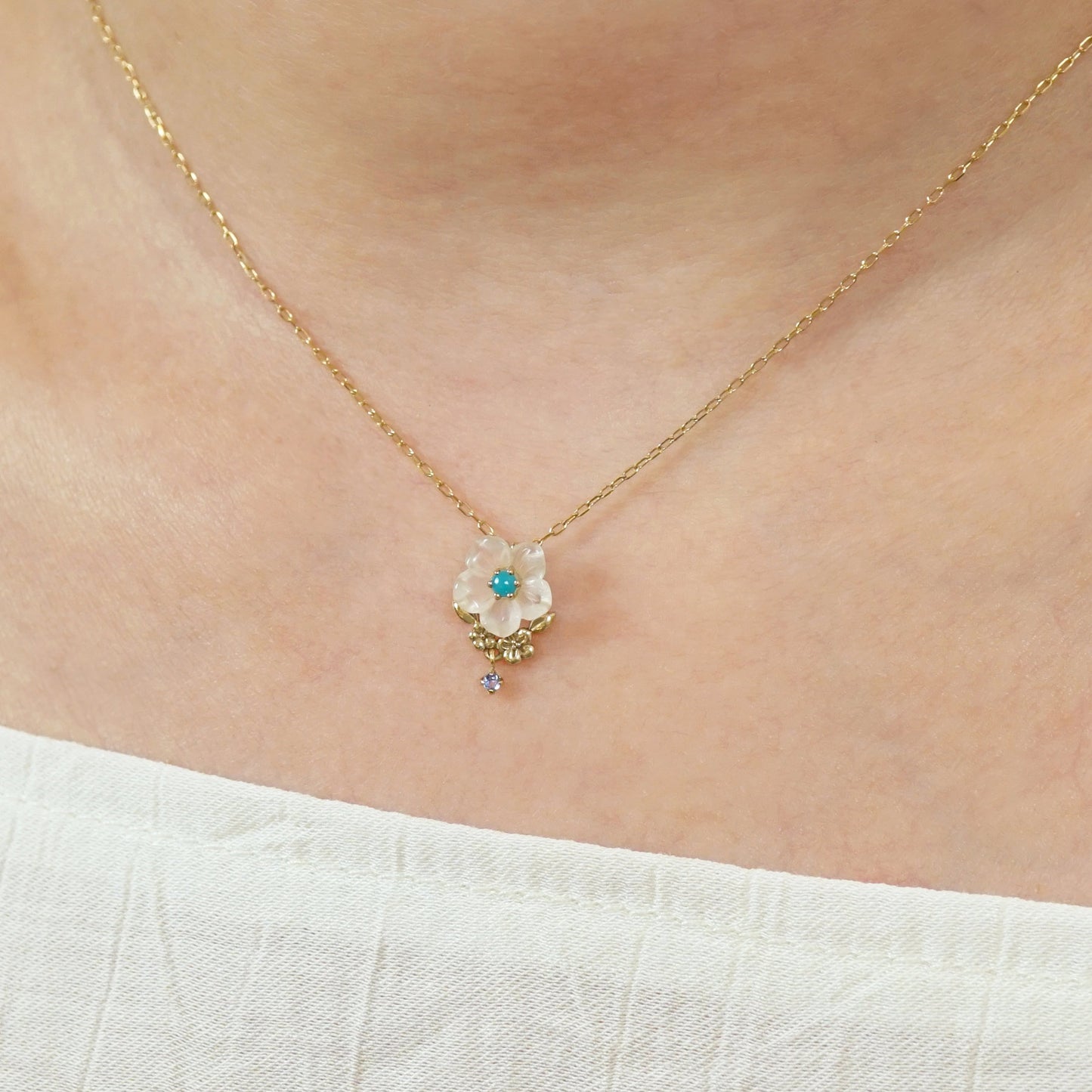 [Birth Flower Jewelry] December - Christmas Rose Necklace (10K Yellow Gold) - Model Image