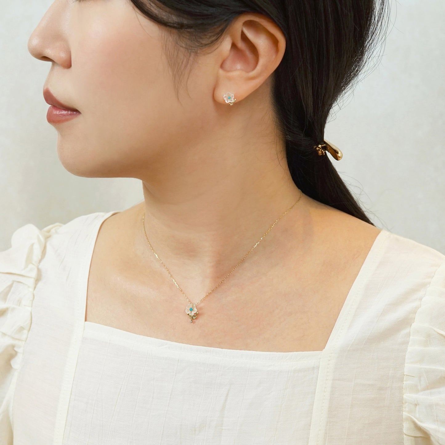 [Birth Flower Jewelry] December - Christmas Rose Necklace (10K Yellow Gold) - Model Image