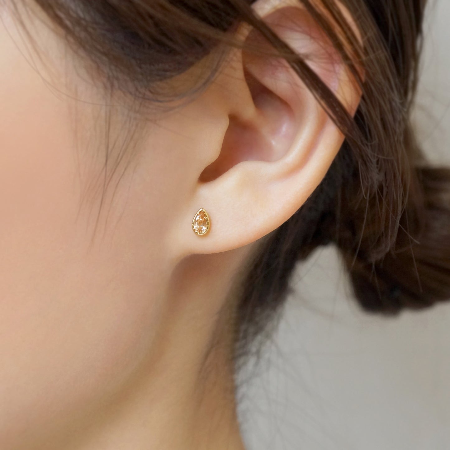 [Second Earrings] 18K Yellow Gold Champagne Color Cubic Zirconia Drop Cut Earrings - Model Image