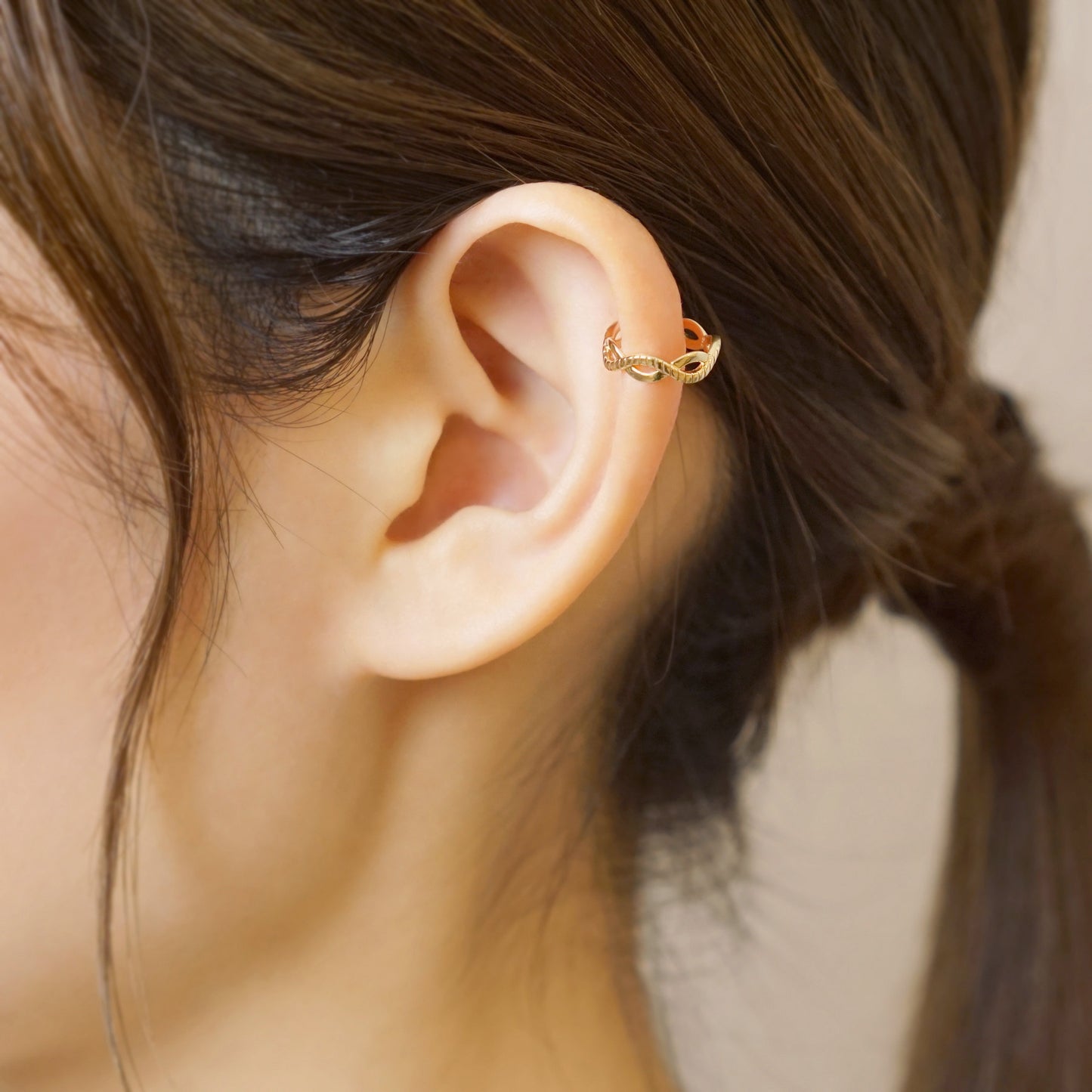 10K Yellow Gold Loop Stripe Ear Cuff - Model Image