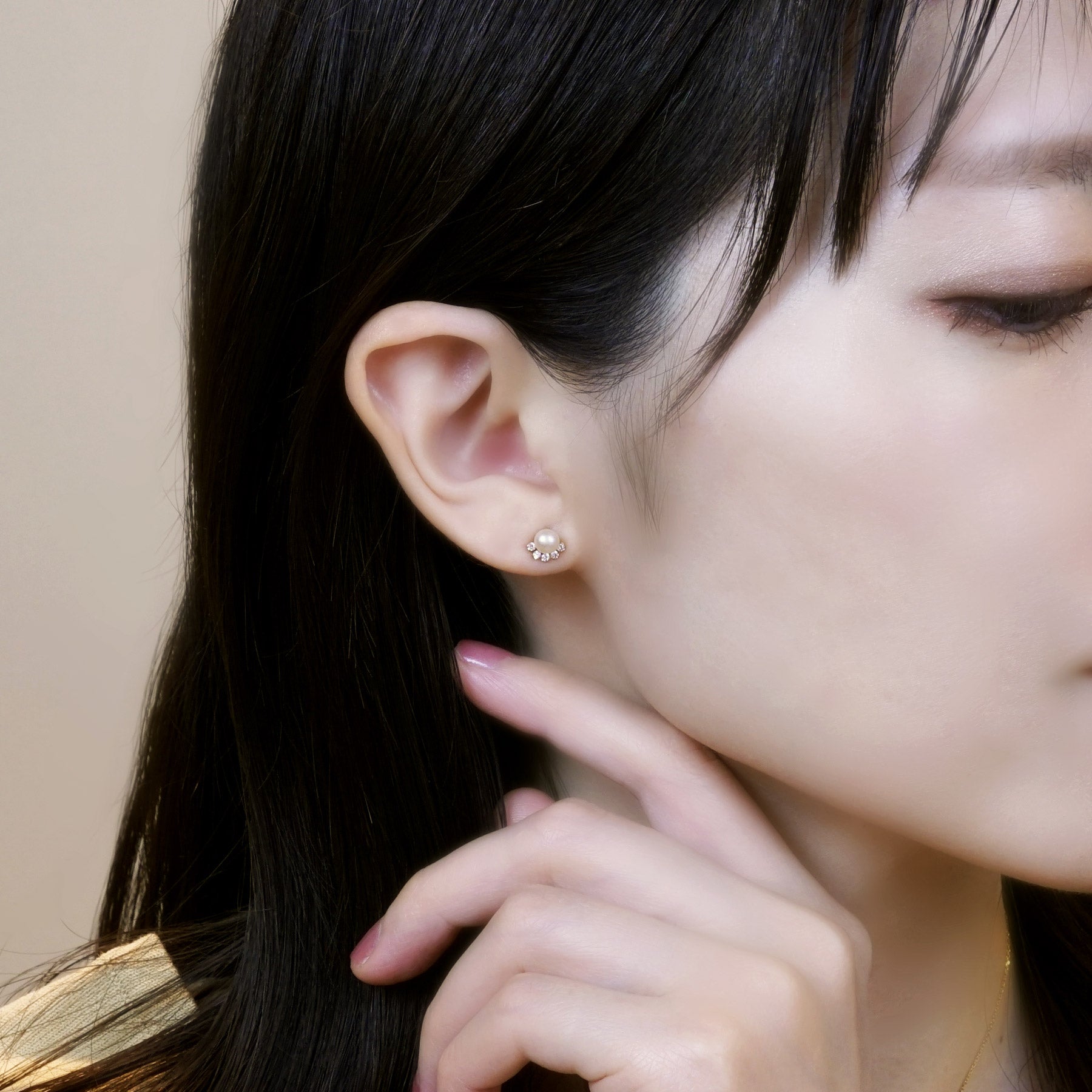 18K Rose Gold Glittering Freshwater Pearl Earrings - Model Image