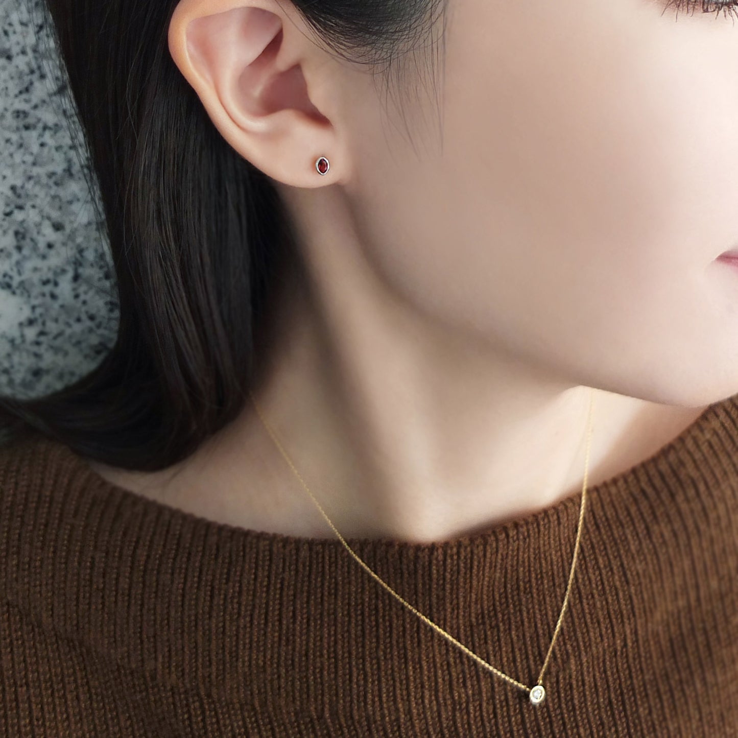[Second Earrings] Platinum Garnet Earrings - Model Image