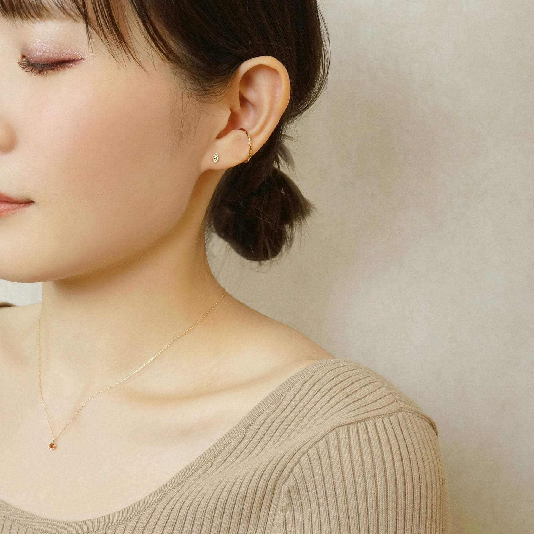 [Second Earrings] 18K Yellow Gold Diamond Marquise Single Earring - Model Image