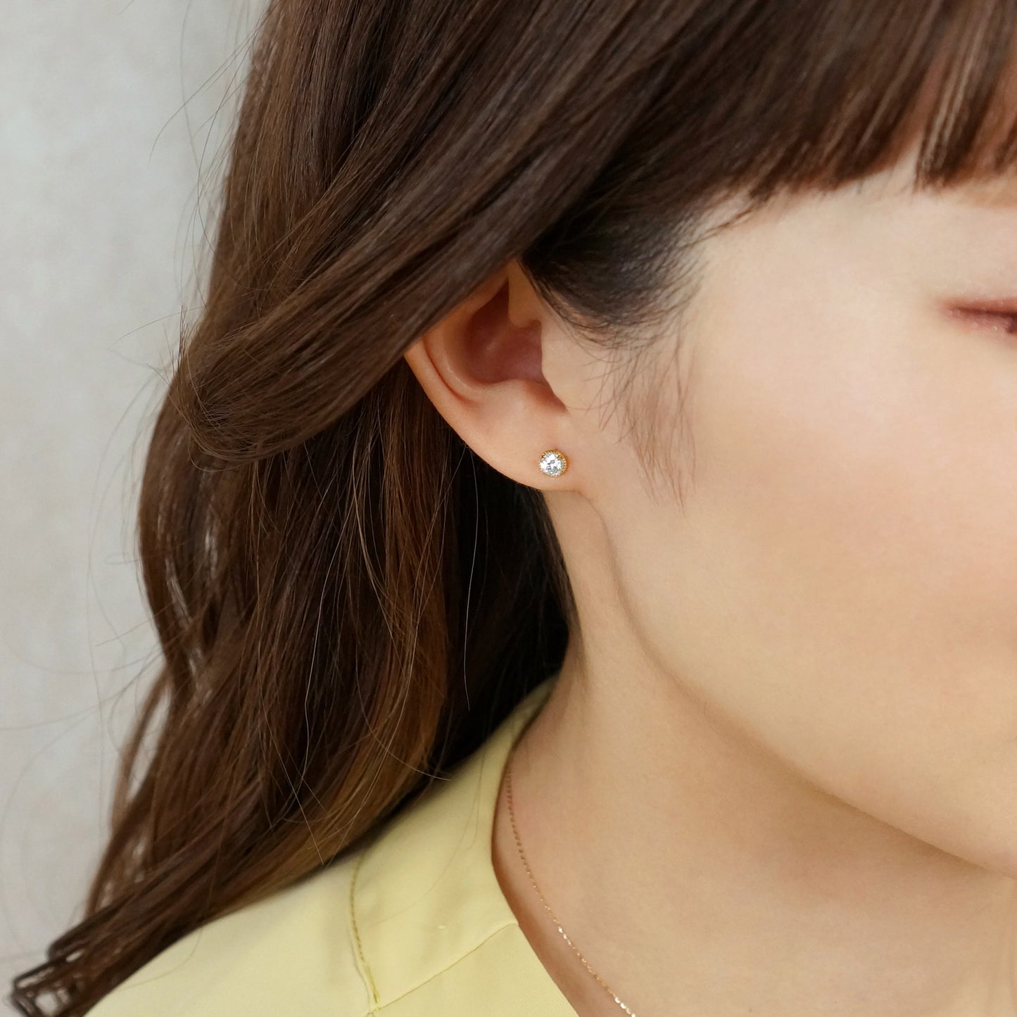 [Second Earrings] 18K Yellow Gold Moissanite Earrings (White) - Model Image