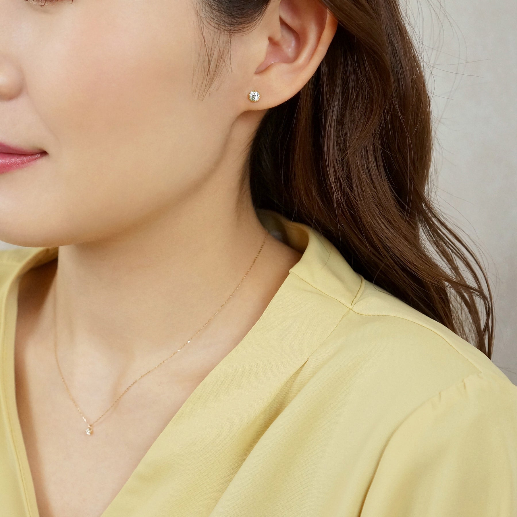 [Second Earrings] 18K Yellow Gold Moissanite Earrings (White) - Model Image