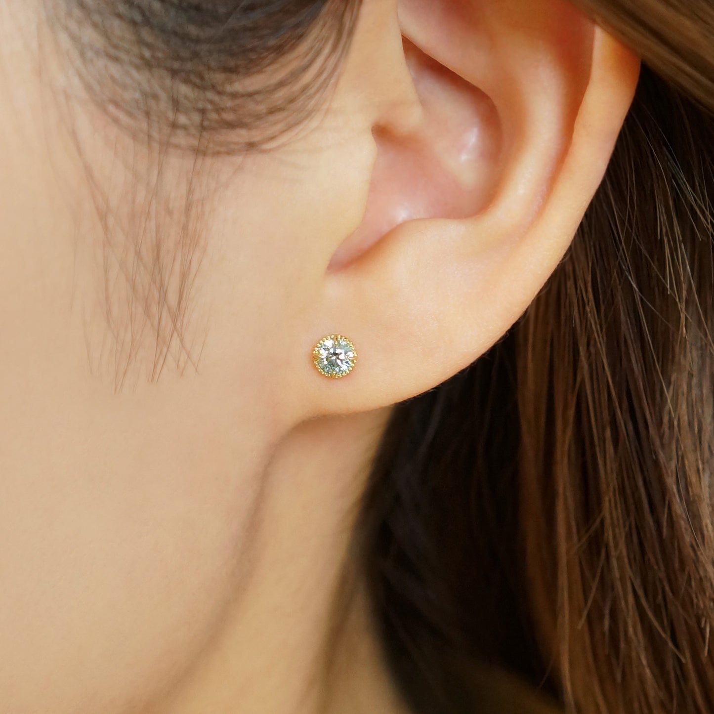 [Second Earrings] 18K Yellow Gold Moissanite Earrings (Blue) - Model Image