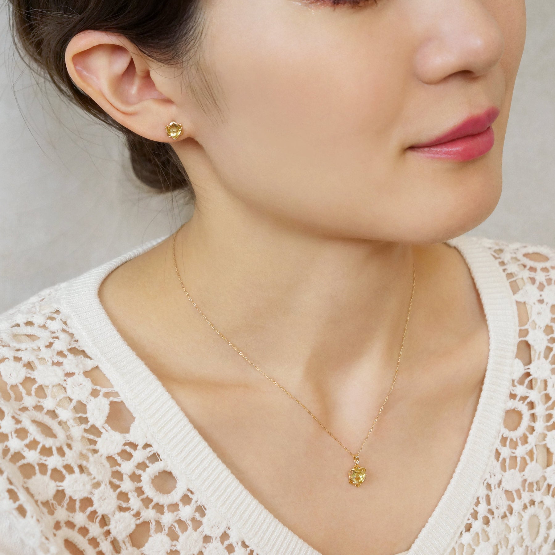 [GARDEN] 18K/10K Daffodil Earrings (Yellow Gold) - Model Image