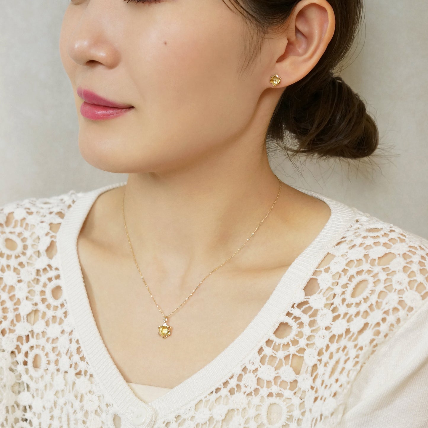 [GARDEN] 18K/10K Daffodil Earrings (Yellow Gold) - Model Image