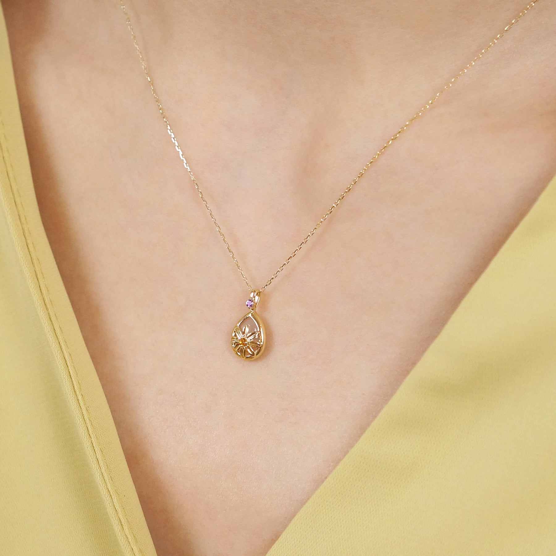 [Birth Flower Jewelry] February - Marguerite Necklace (10K Yellow Gold) - Model Image