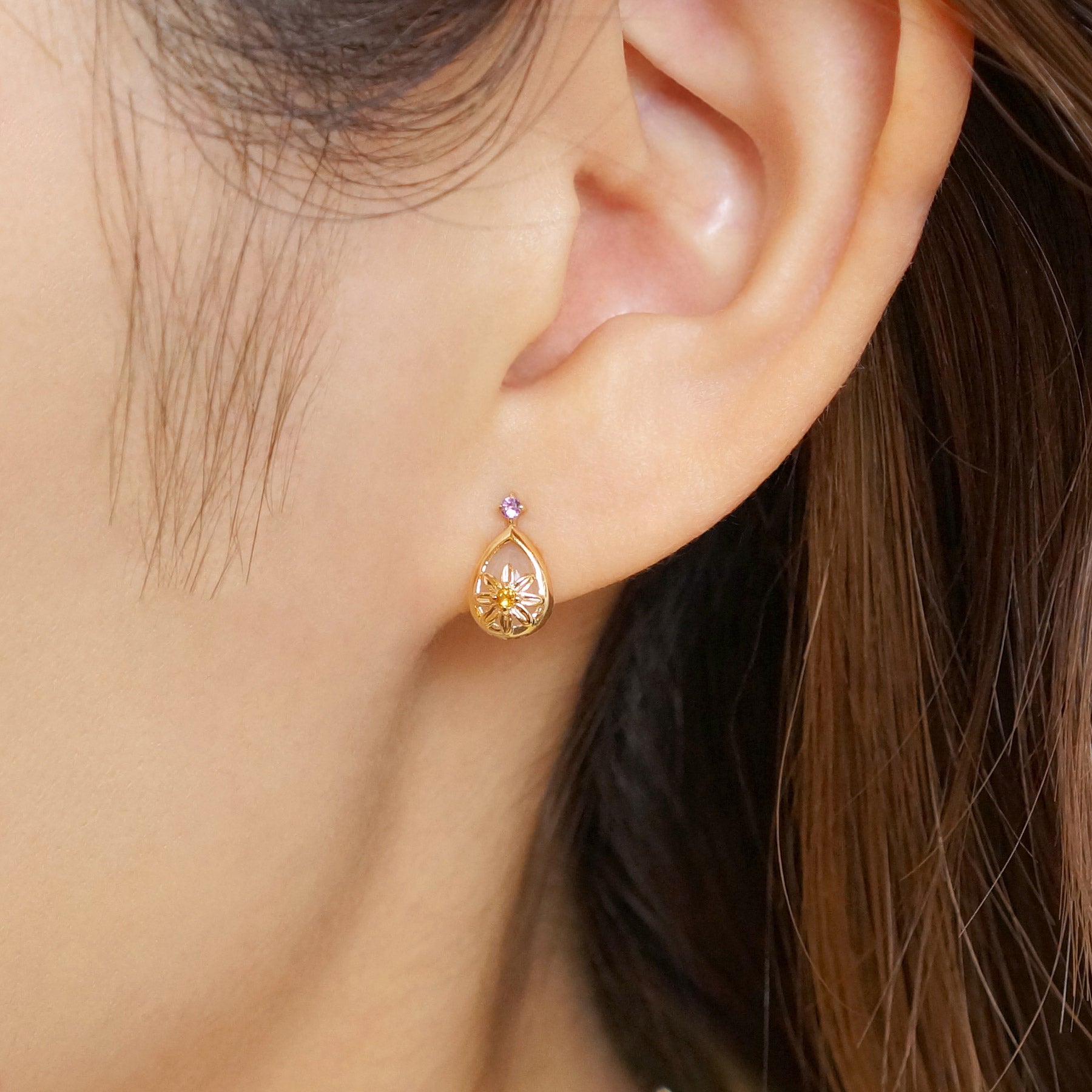 [Birth Flower Jewelry] February - Marguerite Earrings (18K/10K Yellow Gold) - Model Image