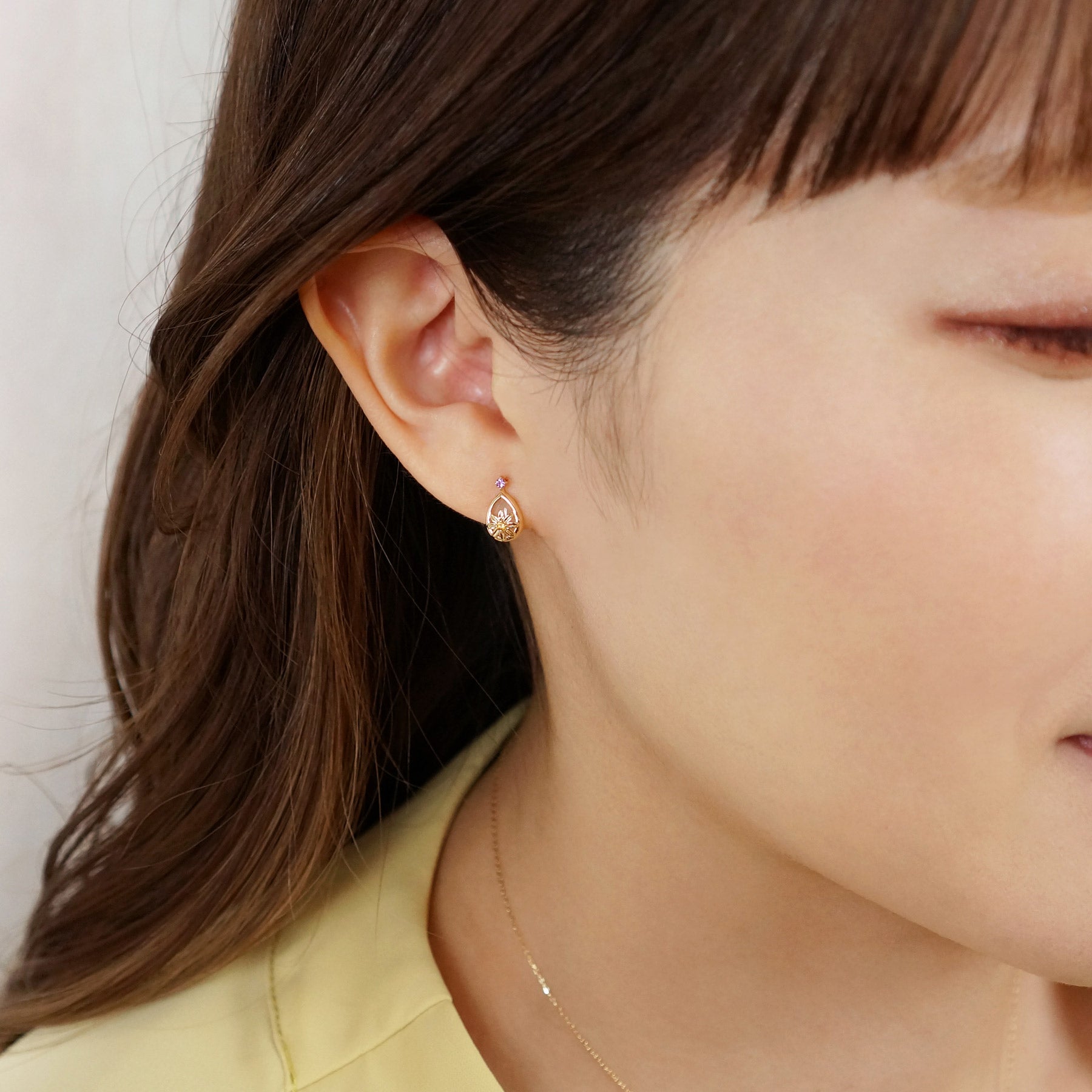 [Birth Flower Jewelry] February - Marguerite Earrings (18K/10K Yellow Gold) - Model Image