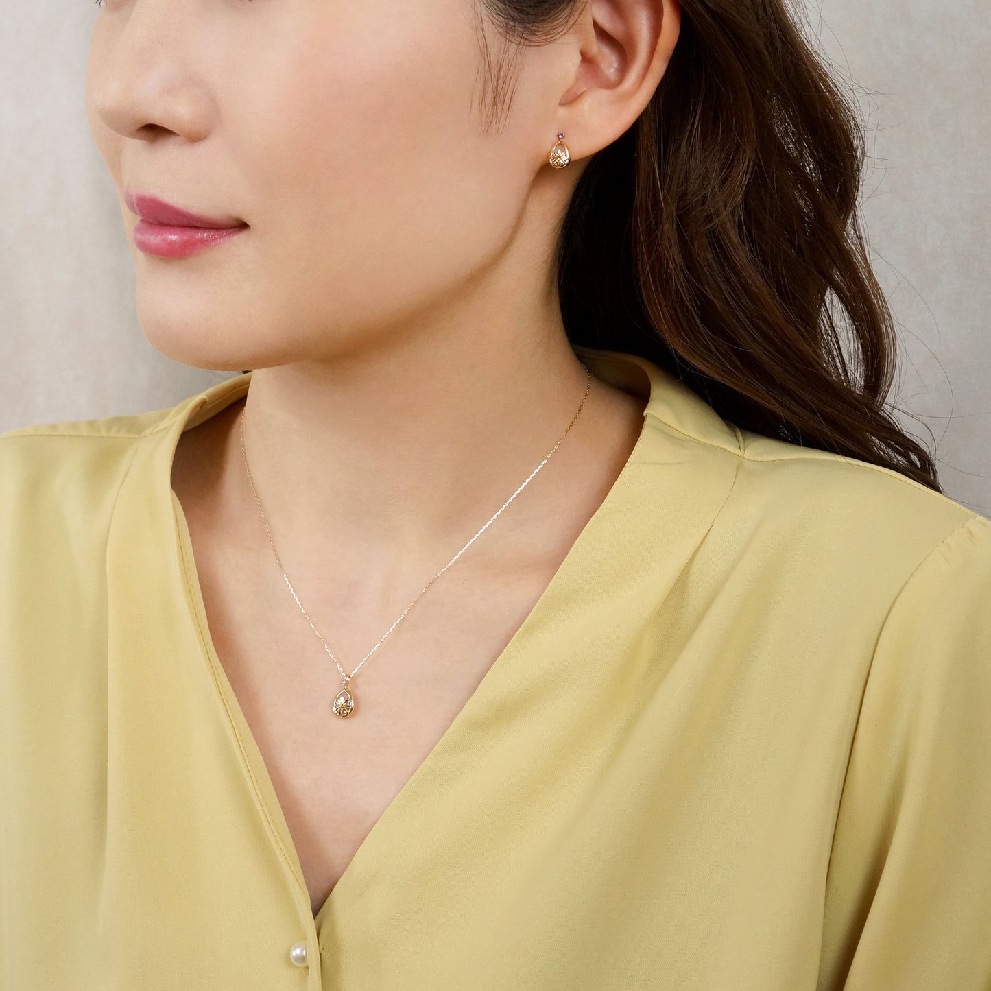 [Birth Flower Jewelry] February - Marguerite Earrings (18K/10K Yellow Gold) - Model Image