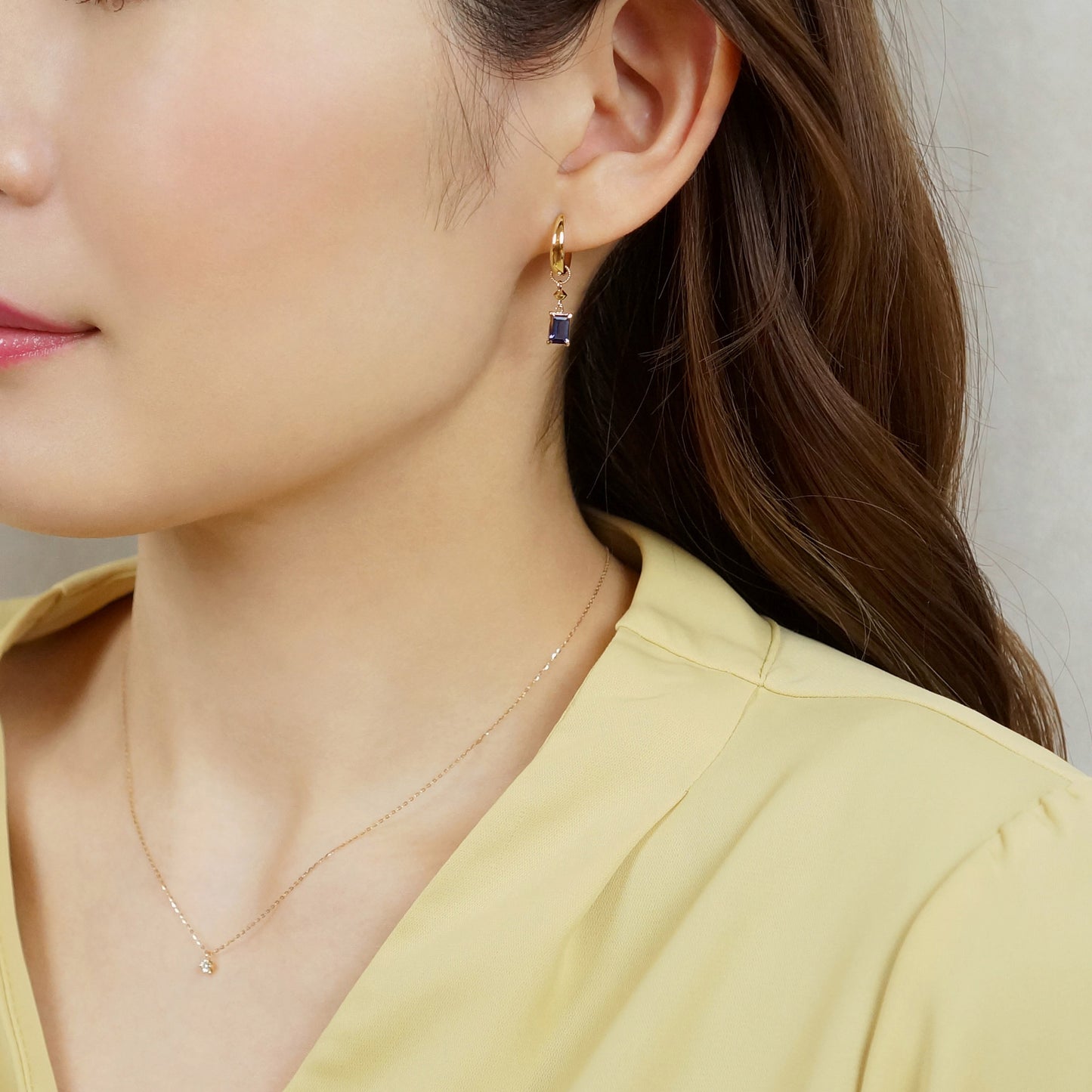 [Palette] 10K Yellow Gold Iolite Square Charms For Hoop Earrings - Model Image