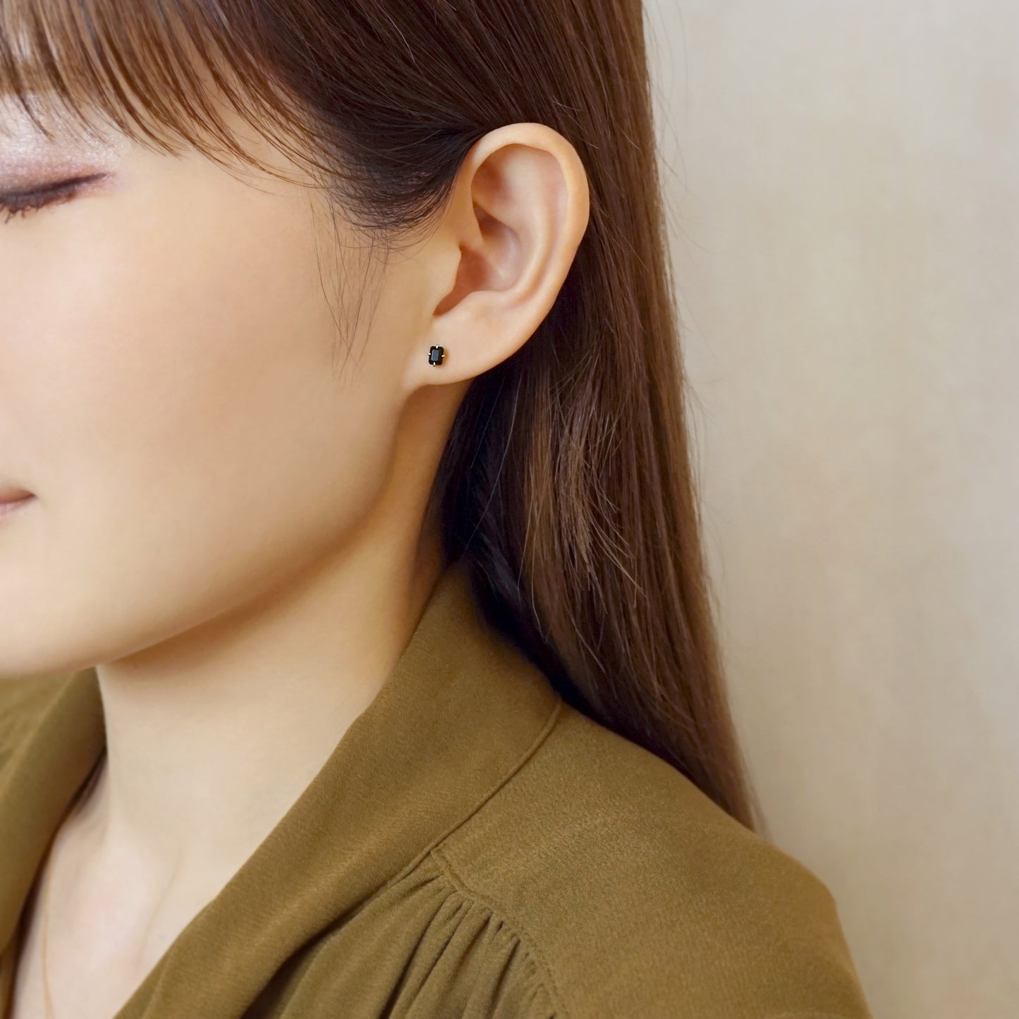 [Second Earrings] 18K Yellow Gold Onyx Earrings - Model Image