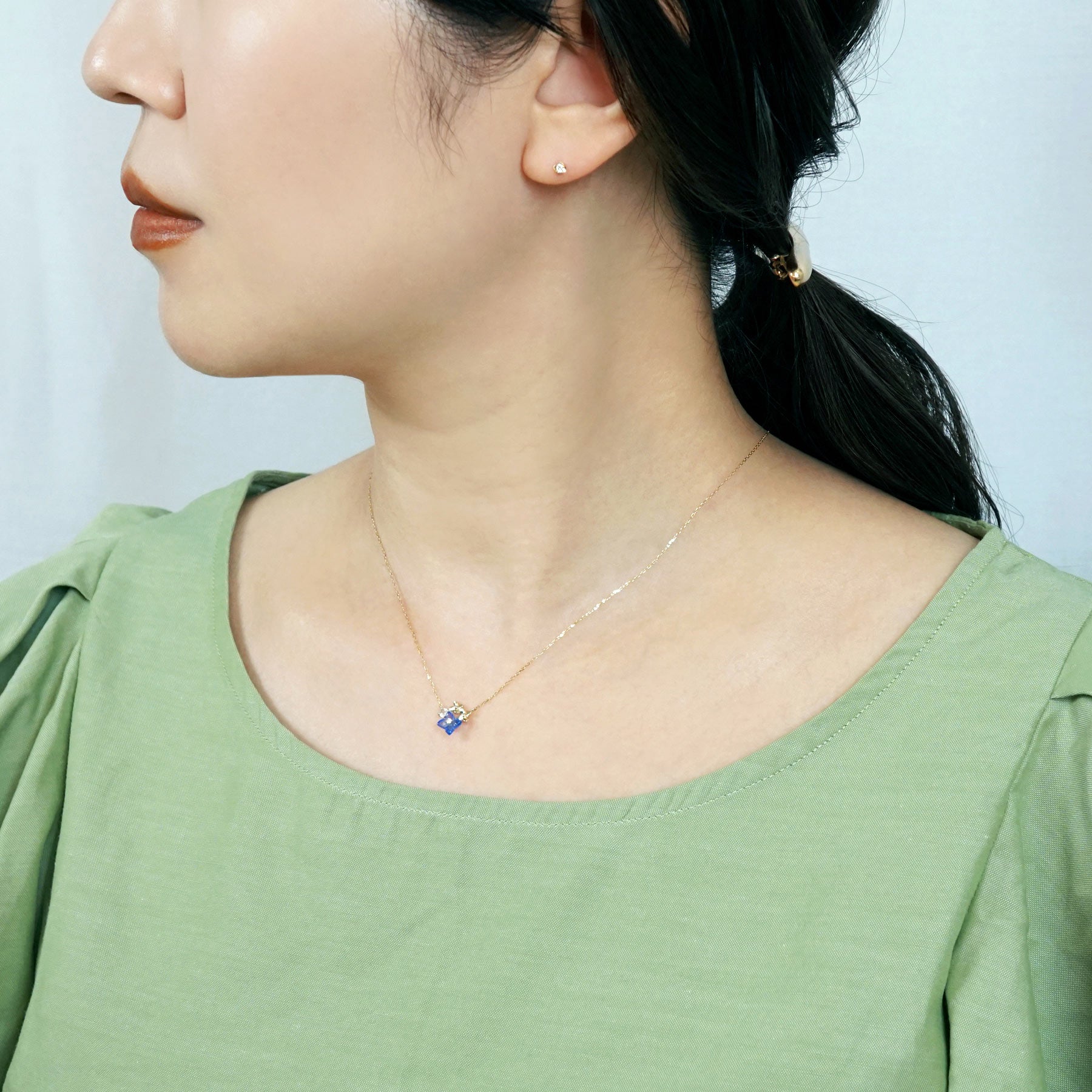 [Birth Flower Jewelry] June - Hydrangea Necklace (10K Yellow Gold) - Model Image