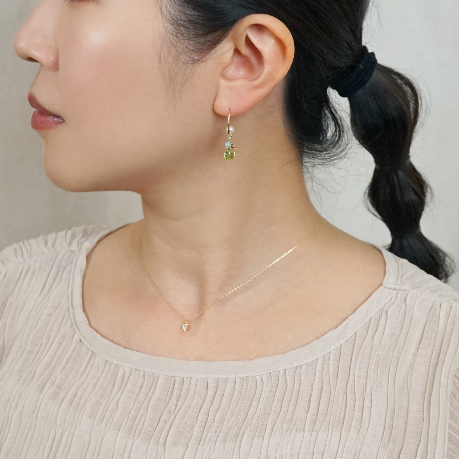 [Palette] 18K/10K Freshwater Pearl Arch Base Earrings (Yellow Gold) - Model Image