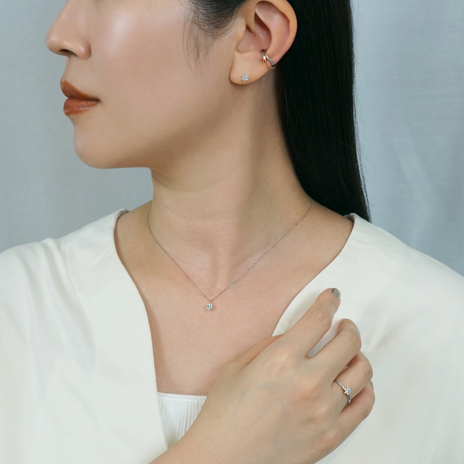 [Solo Earring] 10K Diamond Lumiere Mini Earring (IB) (White Gold) - Model Image