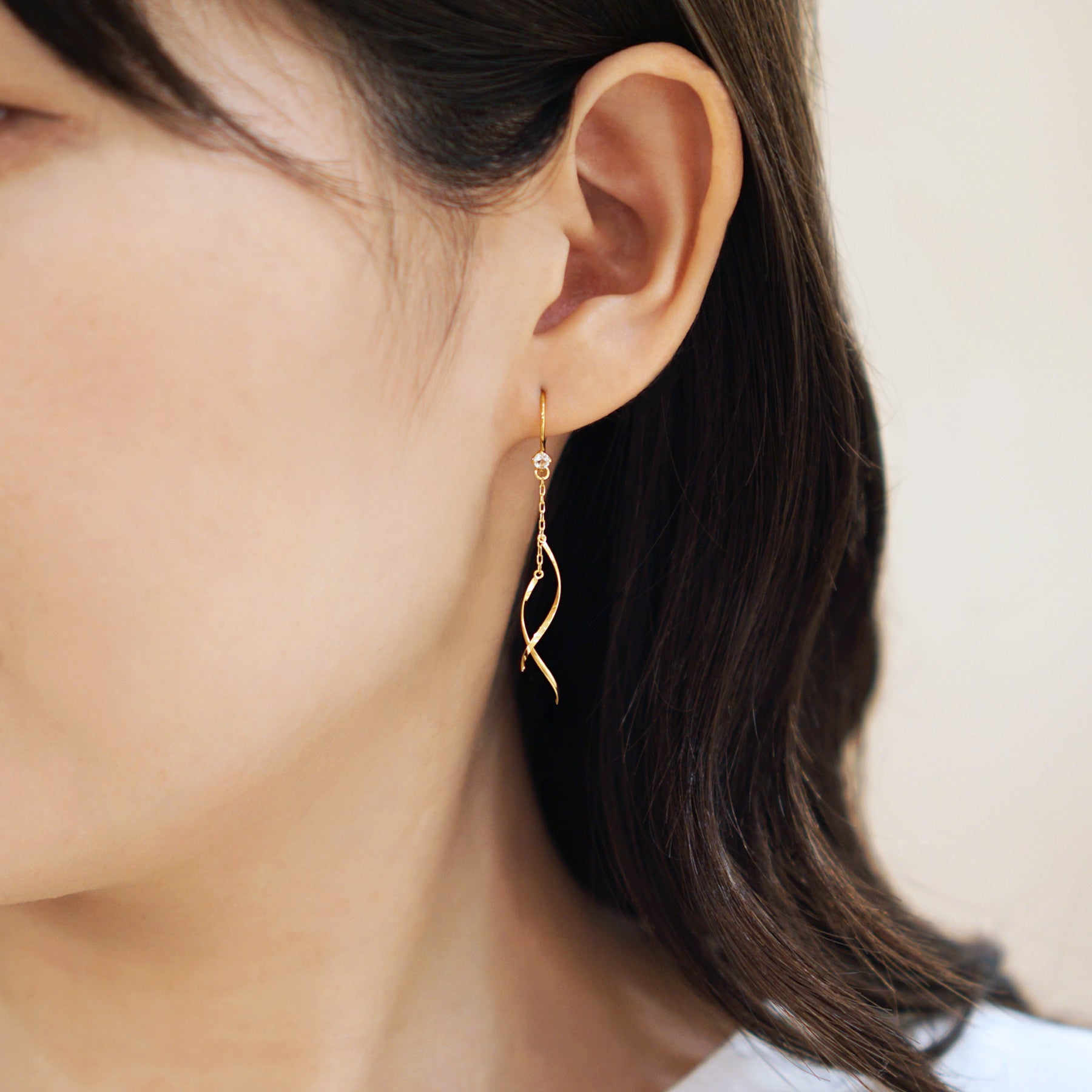 [Palette] 18K Yellow Gold Wire Base Earrings - Model Image