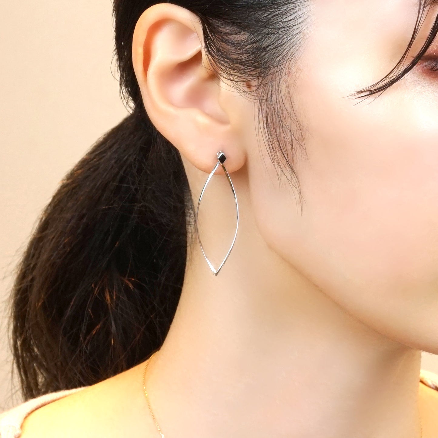 [Second Earrings] Platinum Onyx Earrings - Model Image