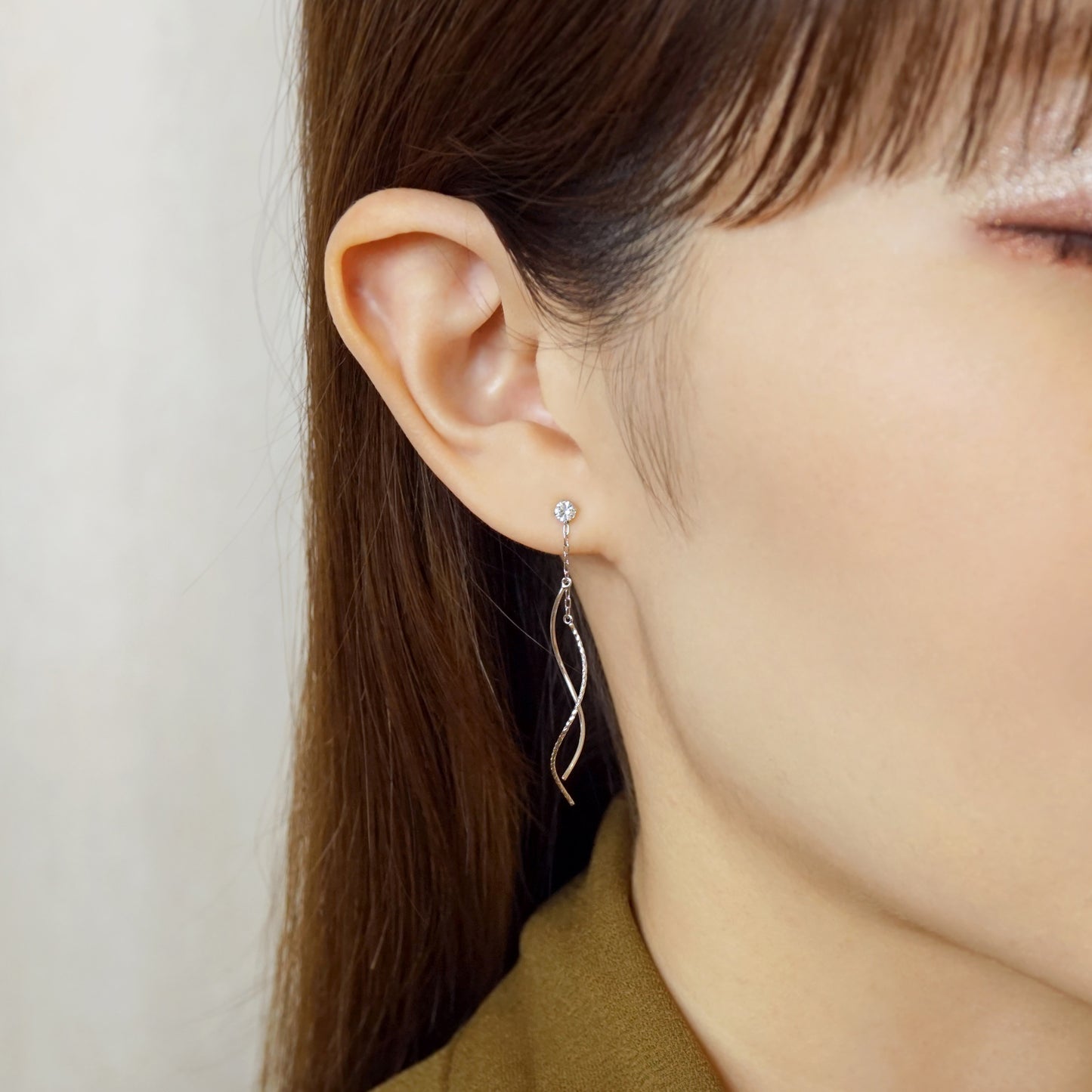 [Second Earrings] Platinum White Sapphire Earrings - Model Image