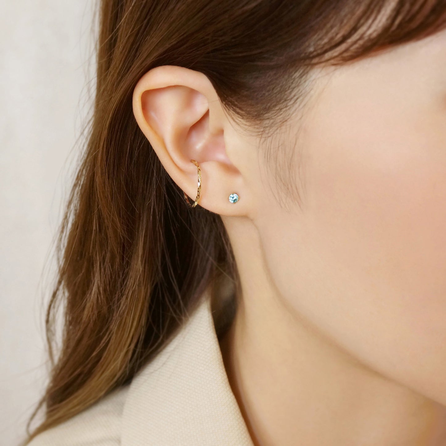 [Second Earrings] 18K Yellow Gold Blue Zircon Earrings - Model Image