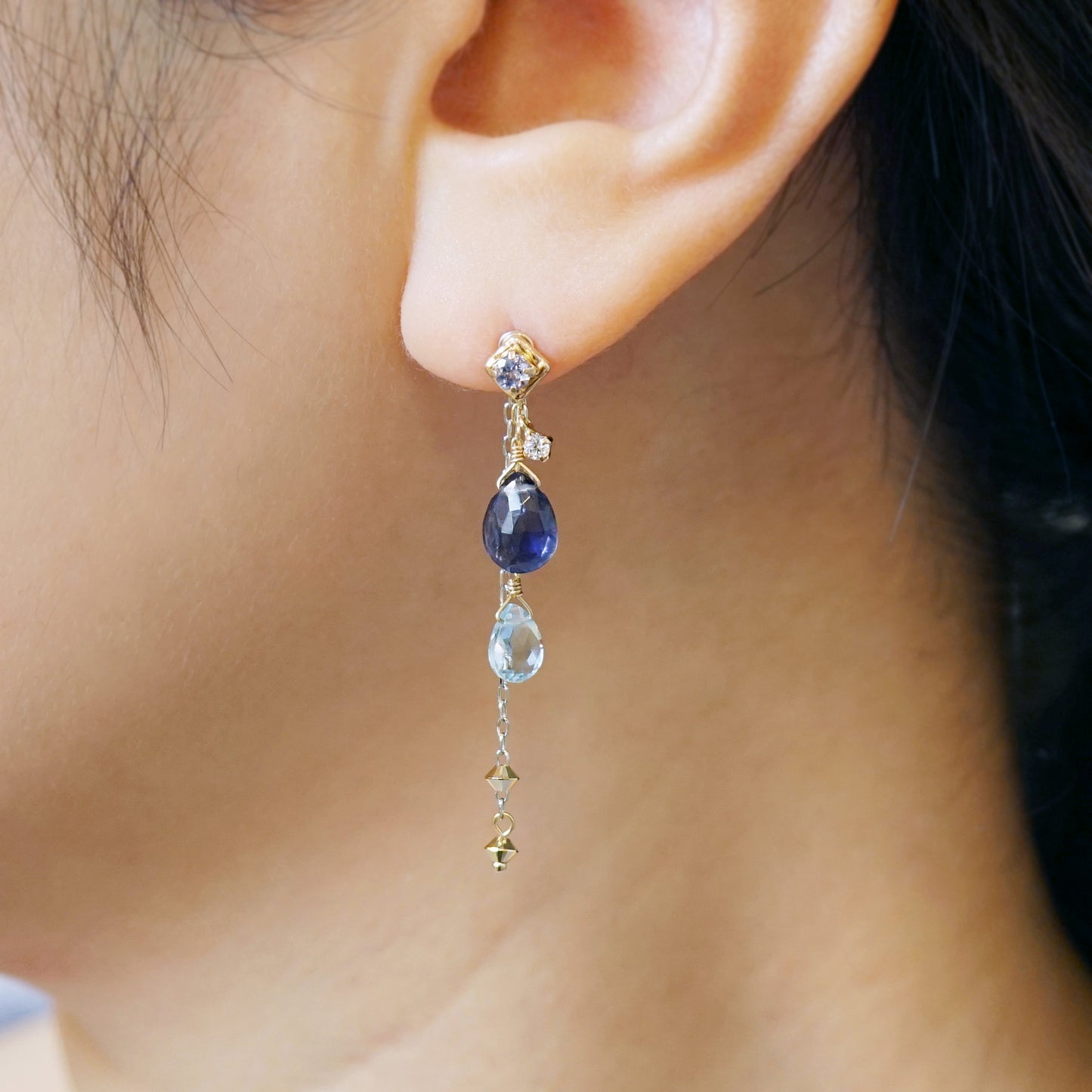 [Palette] 18K/10K Iolite x Blue Topaz Charm Set Earrings [Lake] (Yellow Gold / White Gold) - Model Image