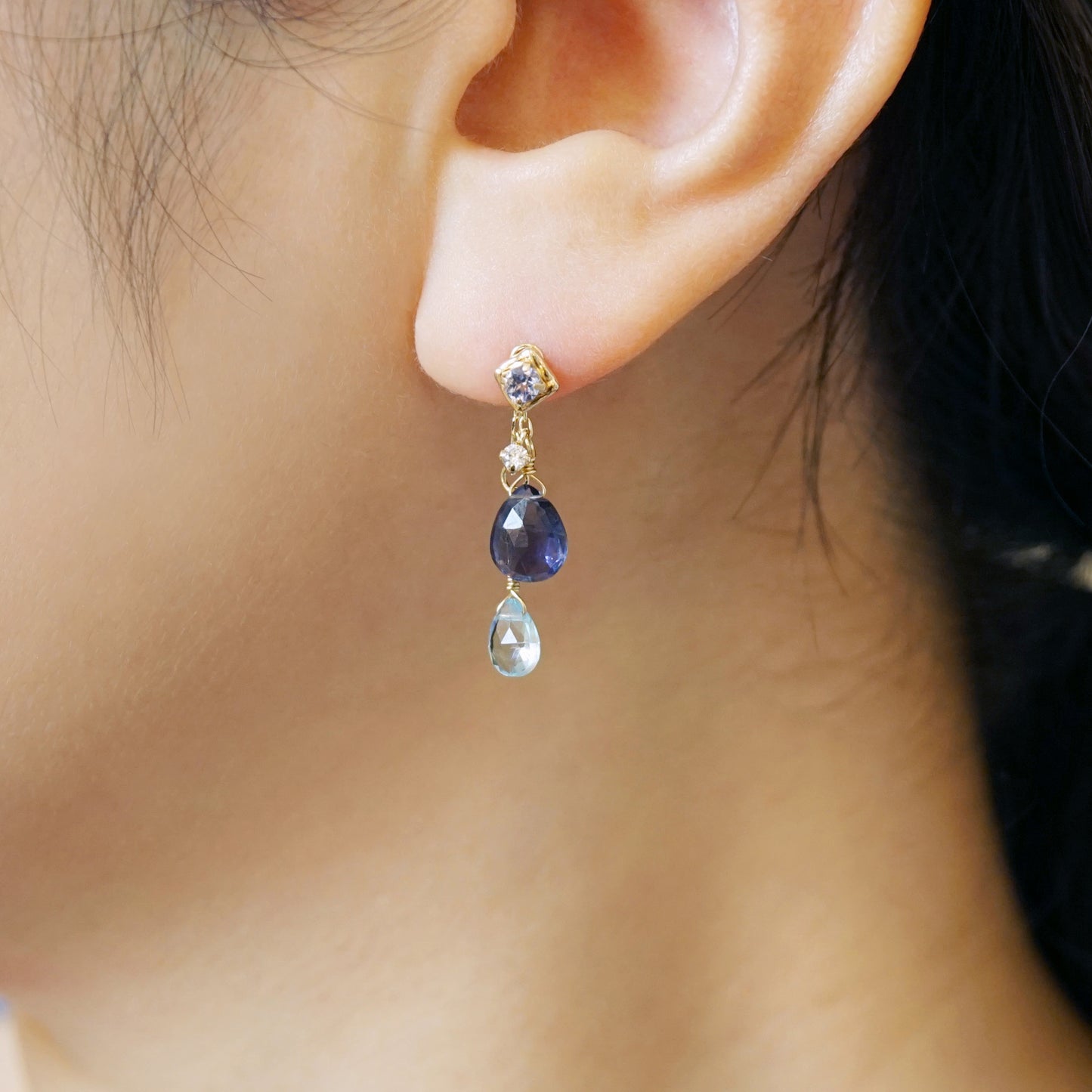 [Palette] 18K/10K Iolite x Blue Topaz Charm Set Earrings [Lake] (Yellow Gold / White Gold) - Model Image