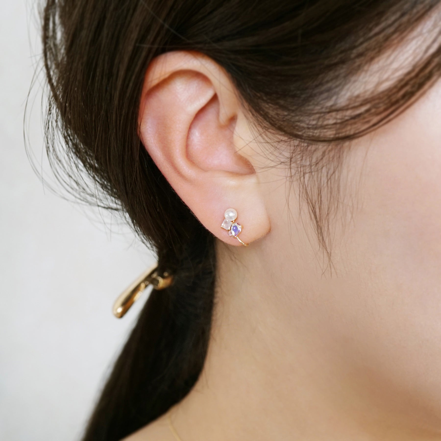 [Airy Clip-On Earrings] 10K Pink Stone Earrings (Yellow Gold) - Model Image