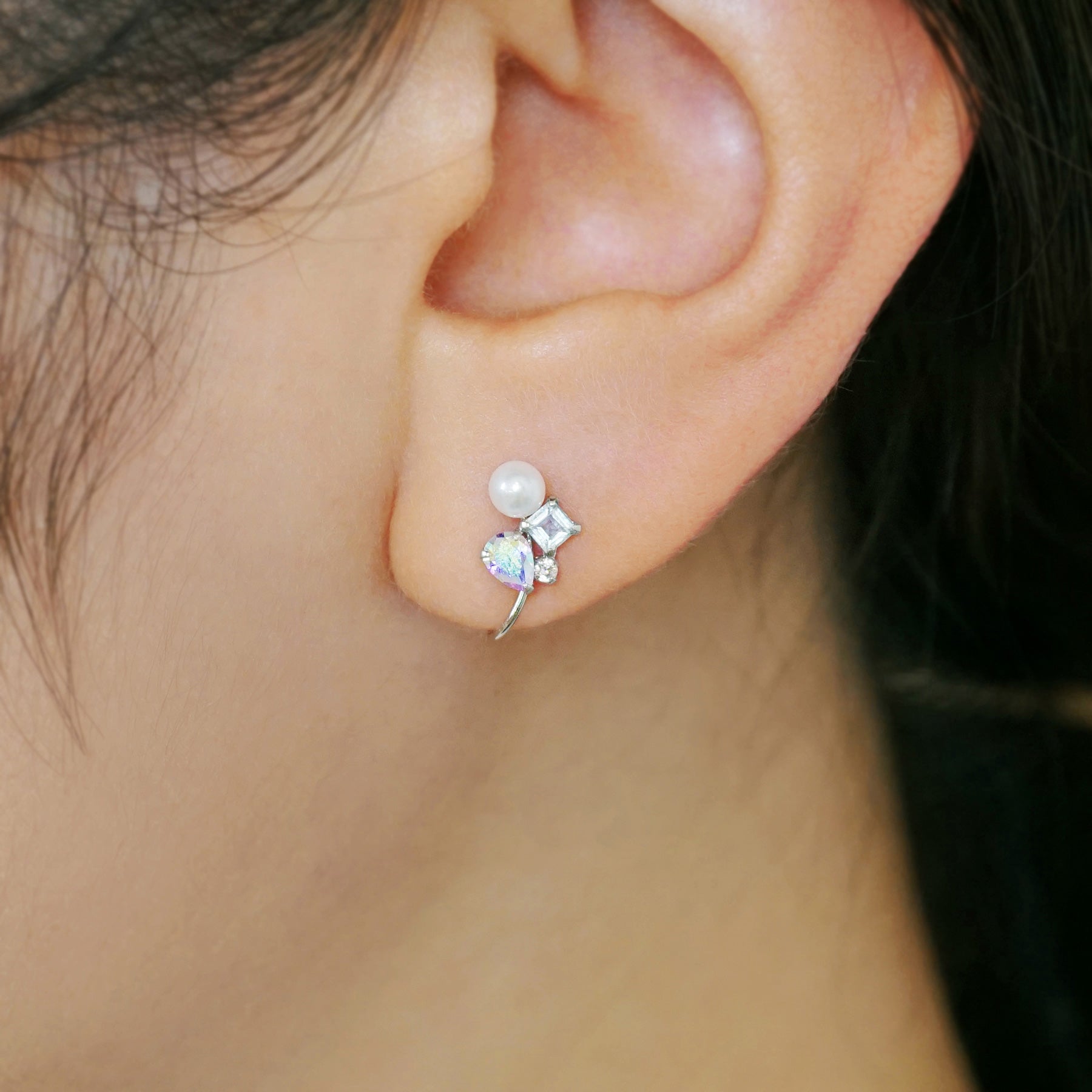 [Airy Clip-On Earrings] 10K Blue Topaz Earrings (White Gold) - Model Image