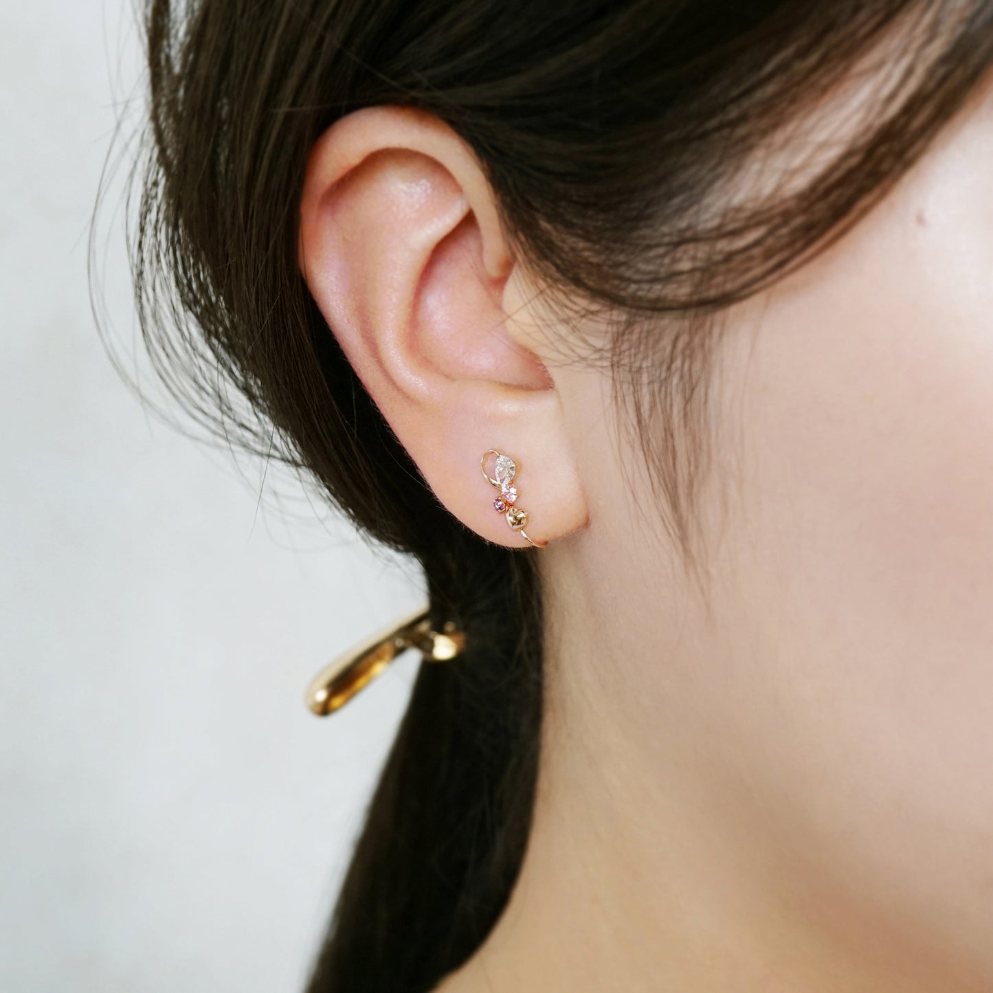 [Airy Clip-On Earrings] 10K Double Heart Earrings (Rose Gold) - Model Image