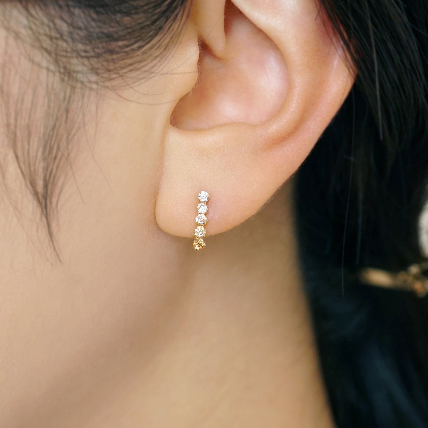 [Airy Clip-On Earrings] 10K Gradient Bar Earrings (Yellow Gold) - Model Image