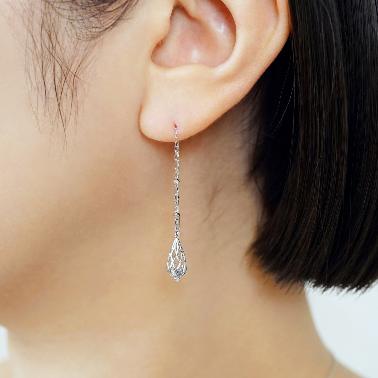 [Pannier] 14K/10K Chandelier Earrings (White Gold) - Model Image