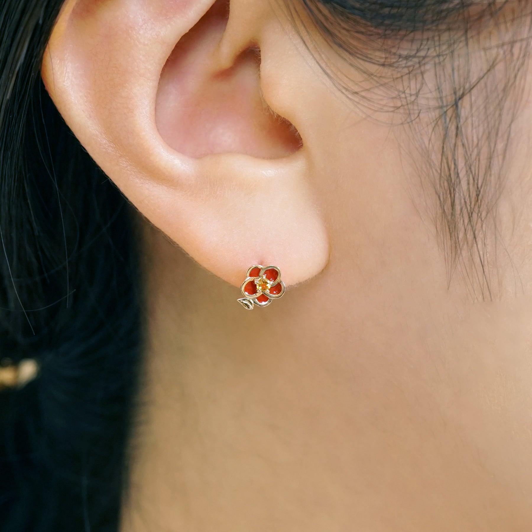 [Birth Flower Jewelry] November - Camellia Earrings (18K/10K Yellow Gold) - Model Image