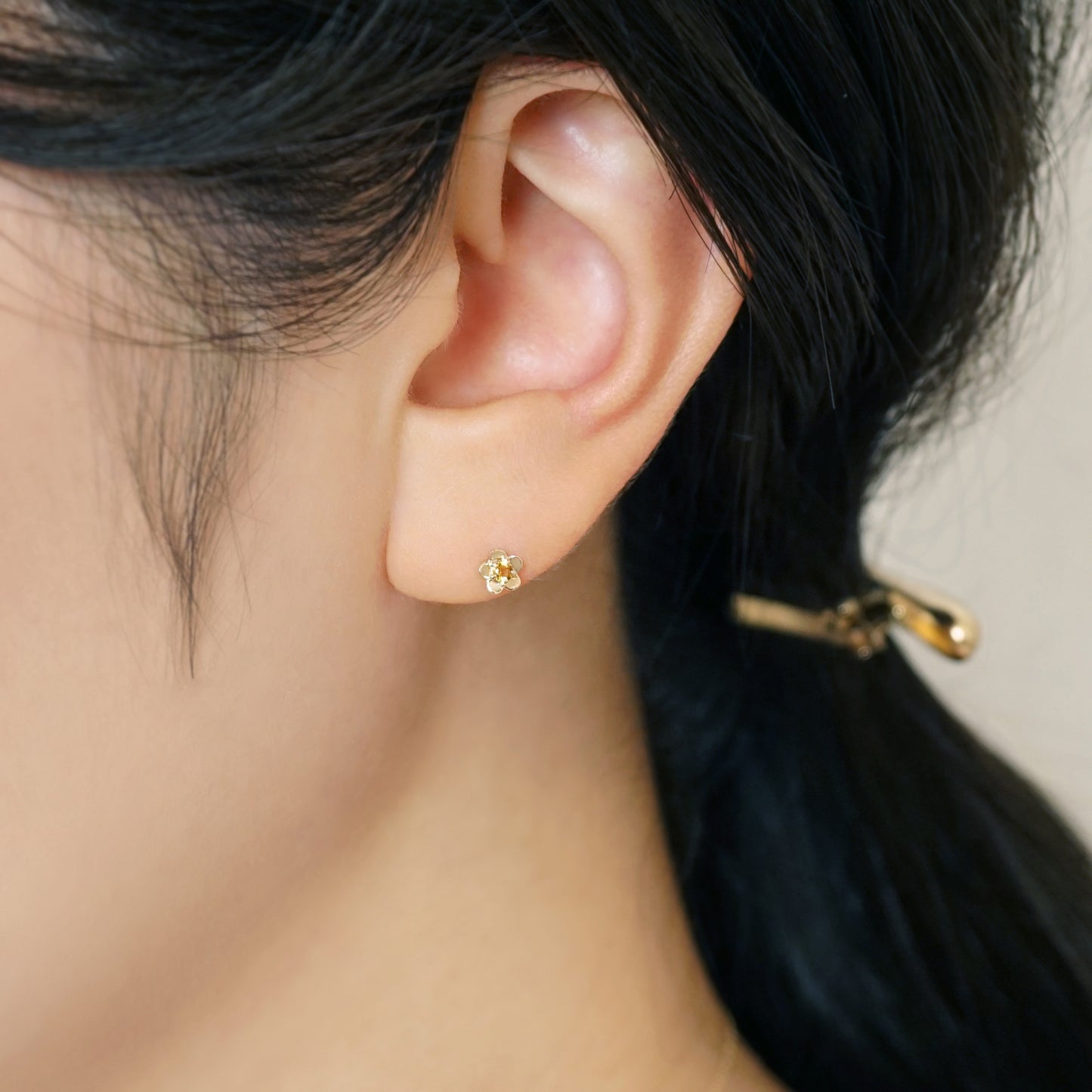 [Birth Flower Jewelry] November - Camellia Earrings (18K/10K Yellow Gold) - Model Image