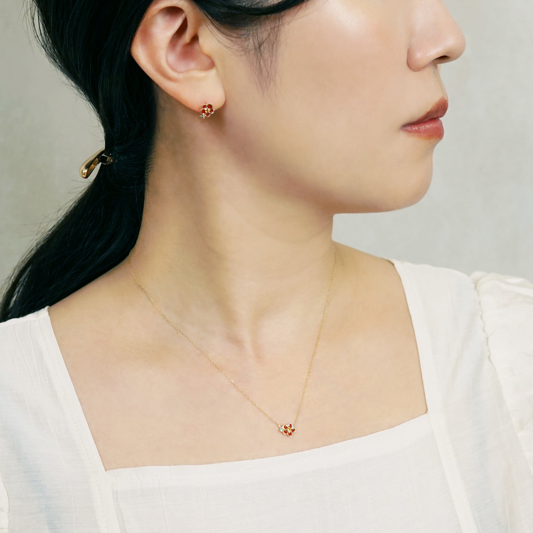 [Birth Flower Jewelry] November - Camellia Earrings (18K/10K Yellow Gold) - Model Image