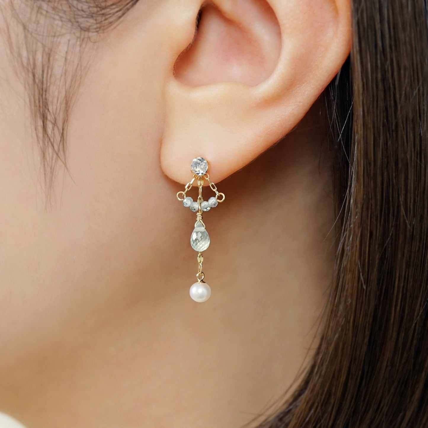 [Palette] 18K/10K Aquamarine Charm Set Earrings [Flow] (Yellow Gold) - Model Image