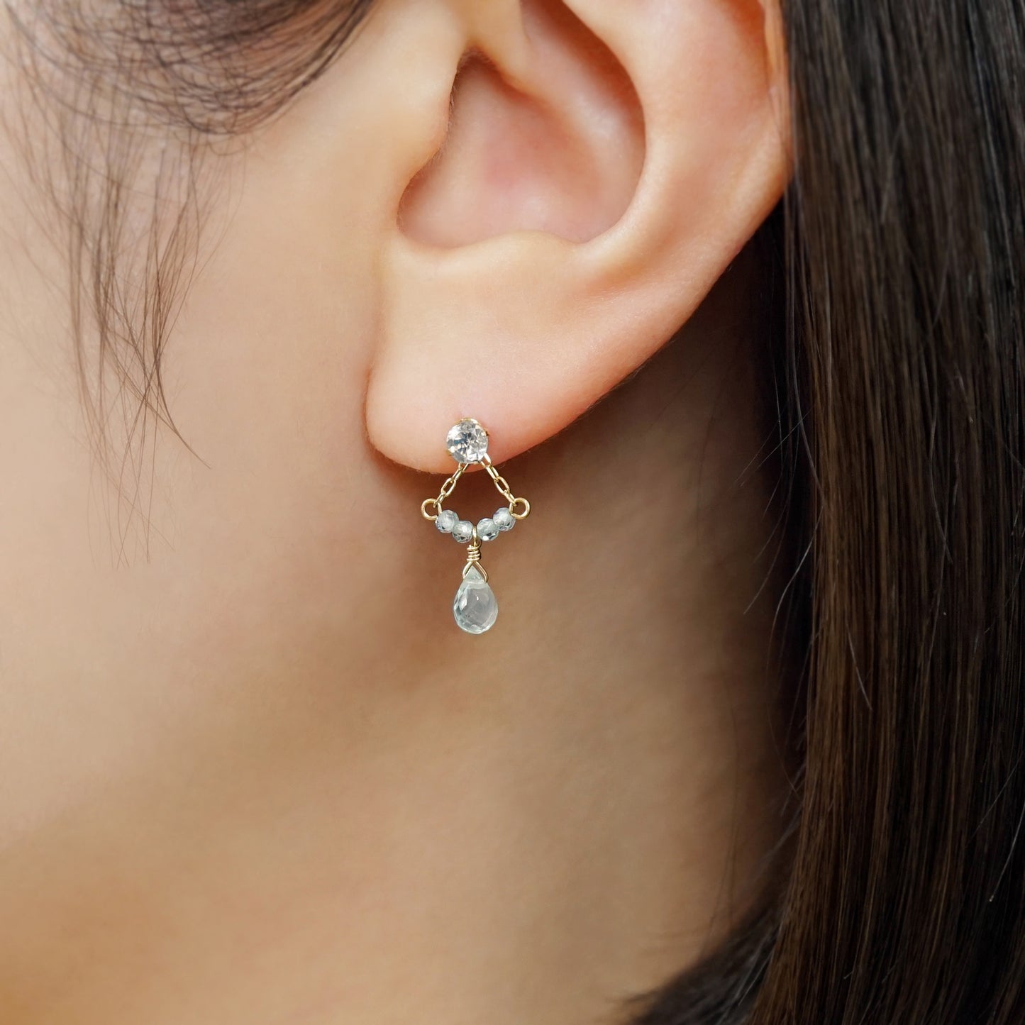 [Palette] 18K/10K Aquamarine Charm Set Earrings [Flow] (Yellow Gold) - Model Image