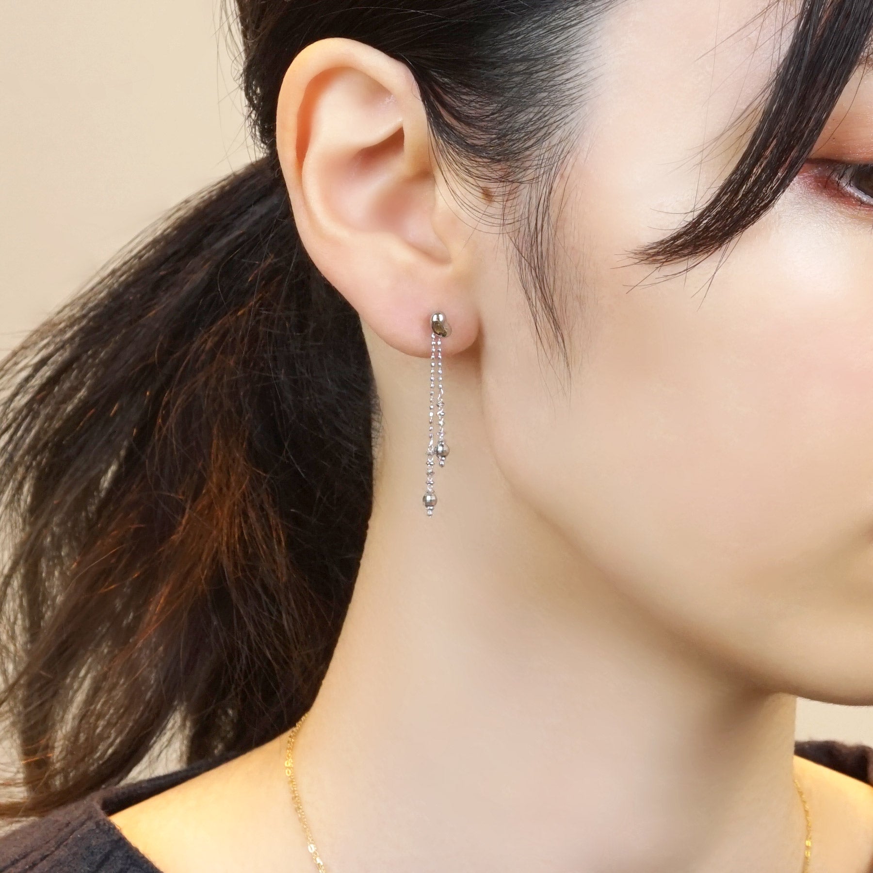 [Second Earrings] Platinum Beans Earring - Model Image