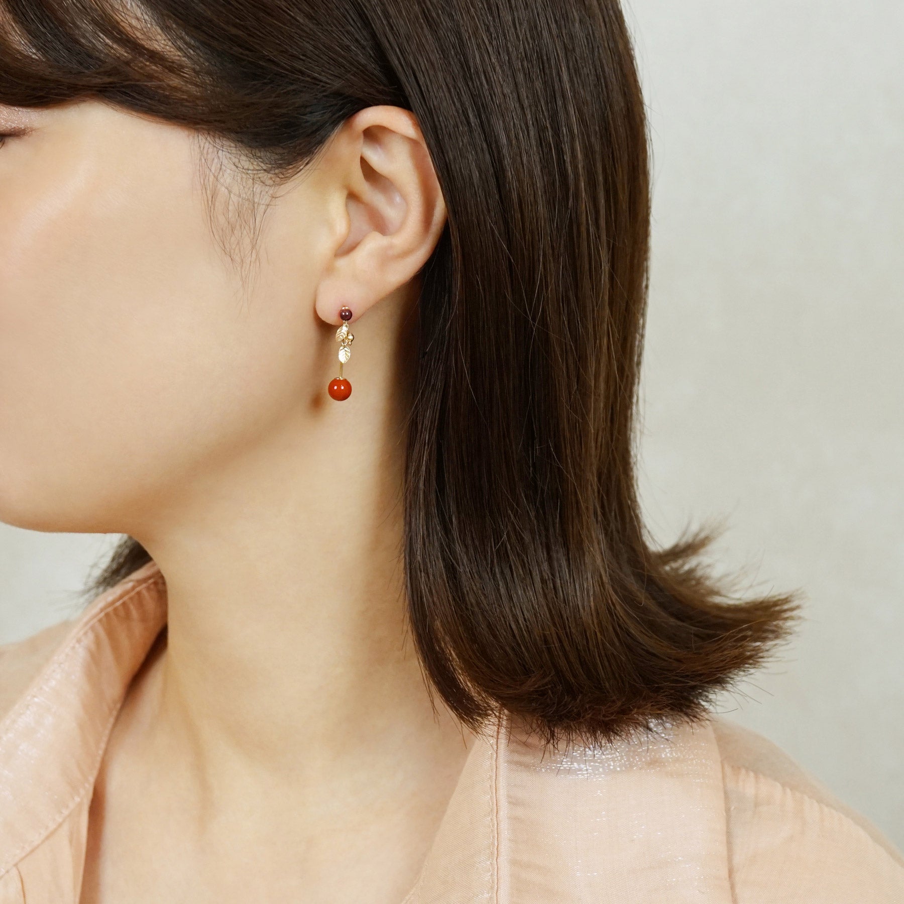 [Solo Earring] 18K/10K Cherry Swinging Single Earring (Yellow Gold) - Model Image