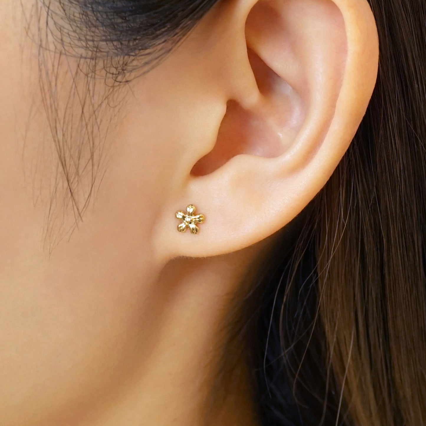 [Second Earrings] 18K Yellow Gold Flower Earrings - Model Image