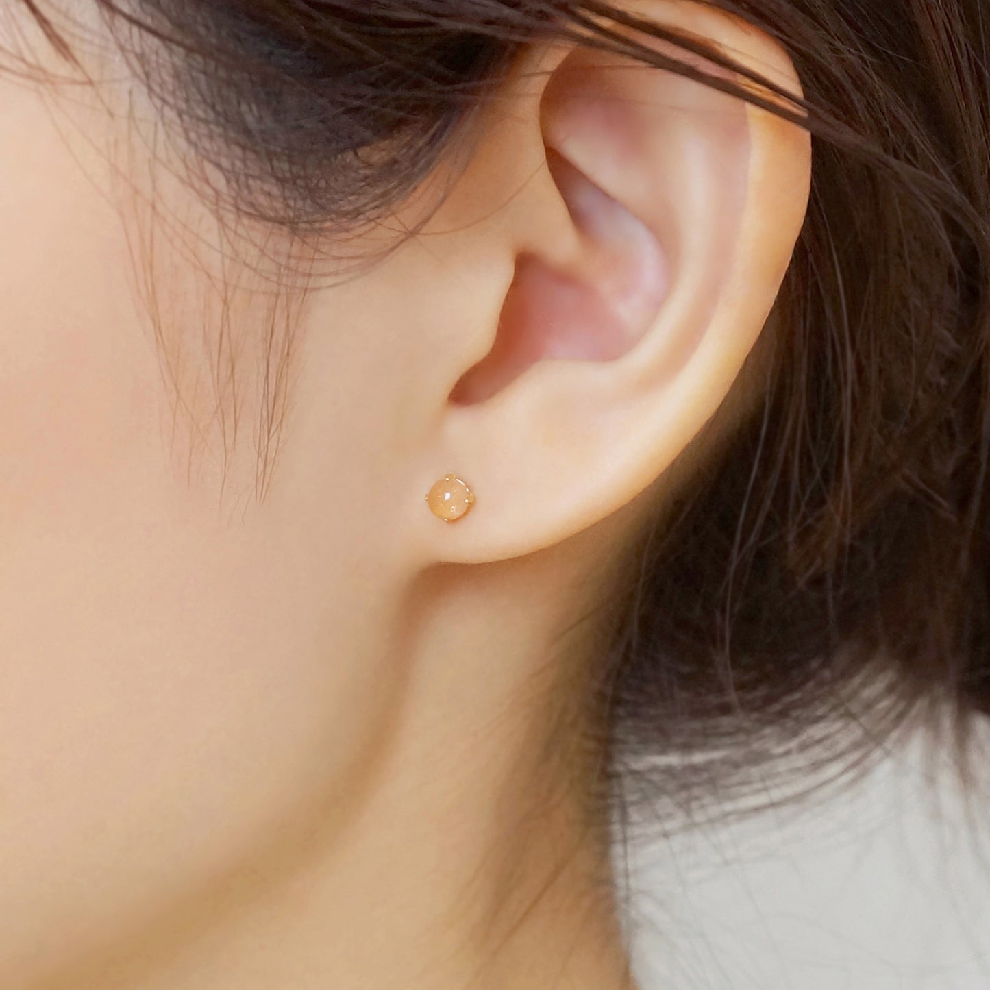 [Second Earrings] 18K Yellow Gold Orange Moonstone Cabochon Earrings - Model Image